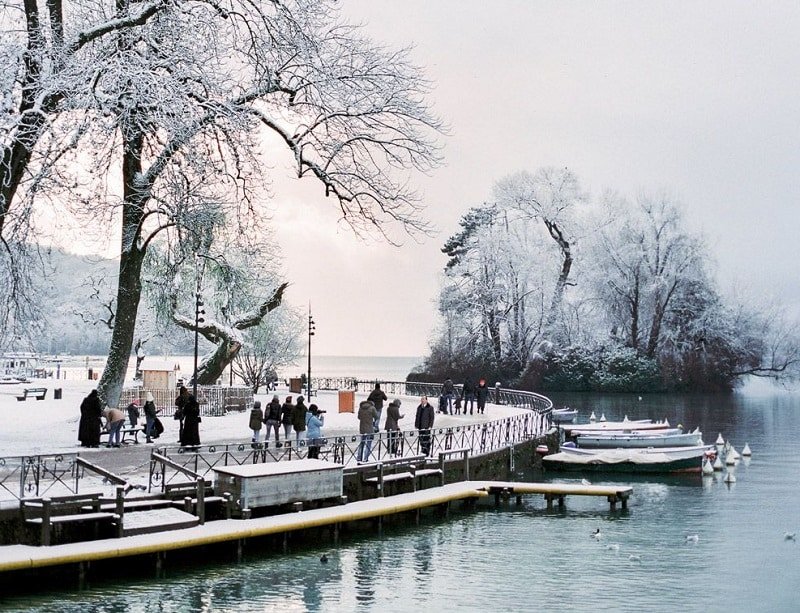 LIle-des-Cygnes-devant-les-Jardins-de-lEurope-à-Annecy