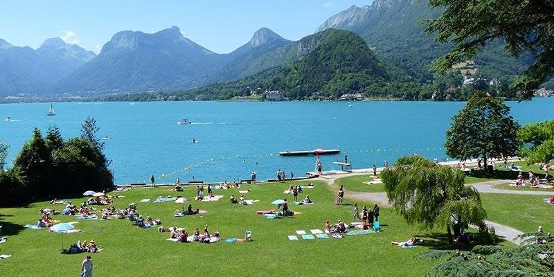 Plage sur les bords du lac d'Annecy