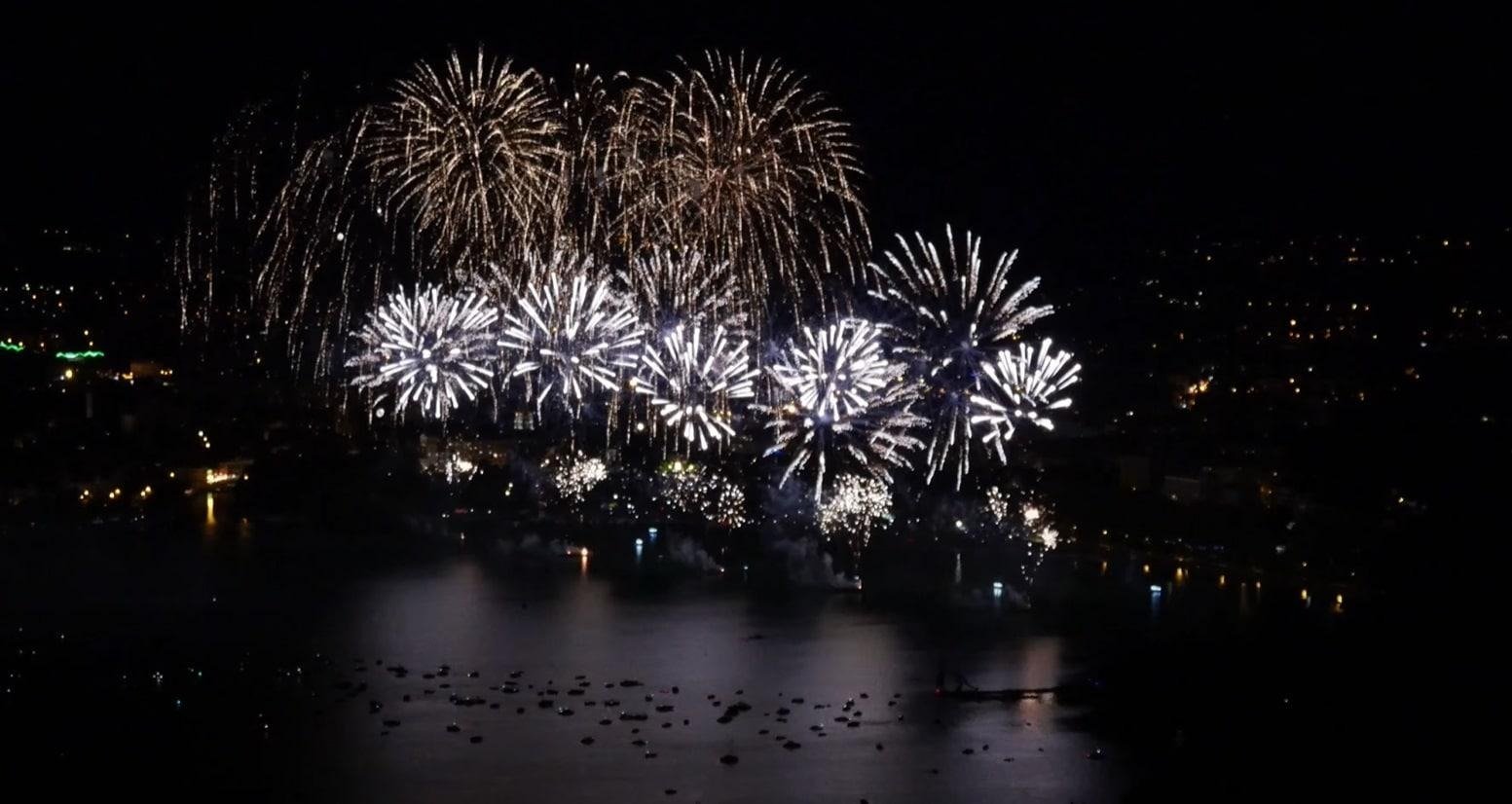 Feu d'artificie sur le lac d'Annecy