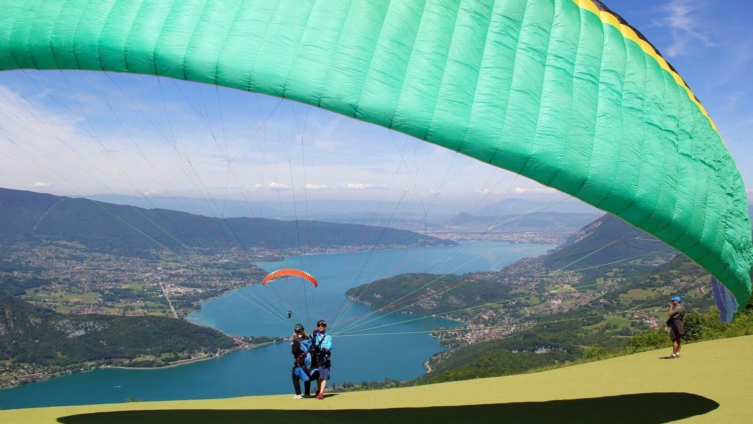 Saut en parapente au dessus du lac d'Annecy