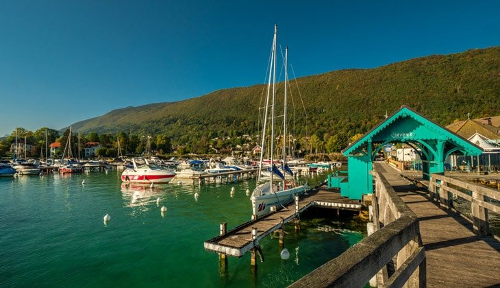 L'embarcadère et le port de Sevrier
